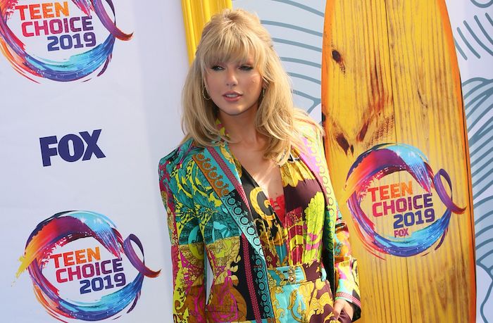 Taylor Swift sur le tapis bleu, cérémonie Teen Choice Awards à Californie, Los Angeles vedette