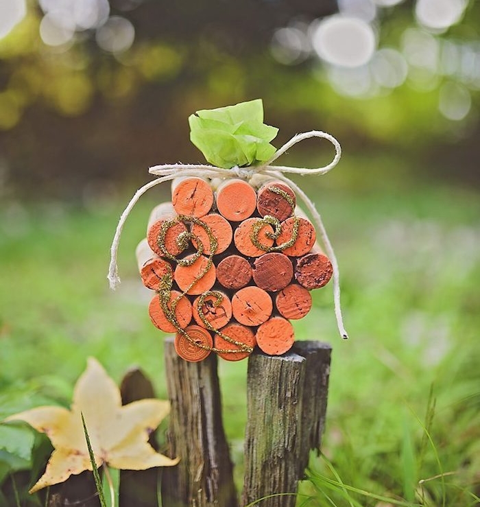 recyclage bouchons de liege décorés de peinture orange pour en faire une citroiille halloween, tige en papier de soie