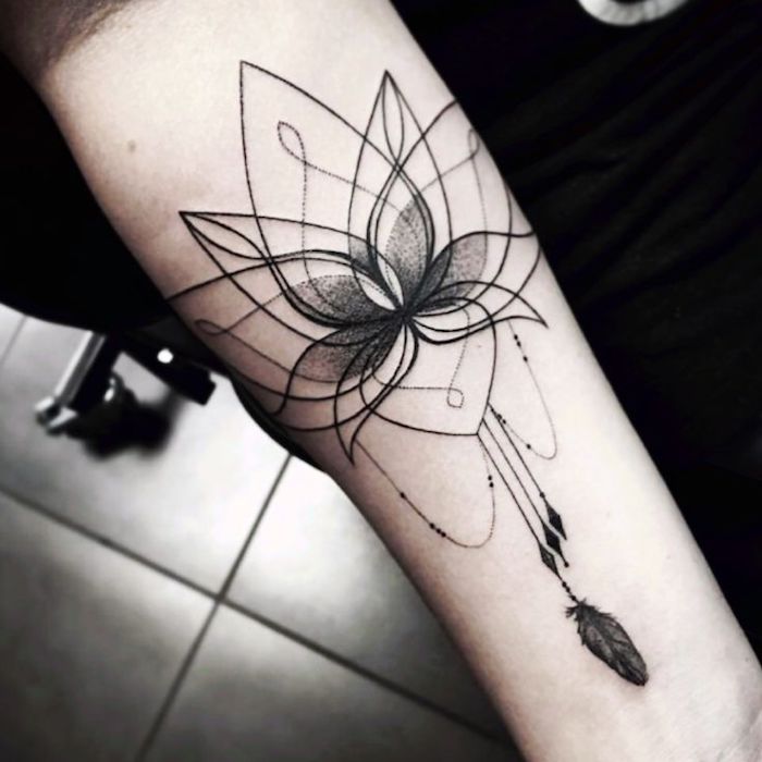 Noir encre dessin sur peau, beau lotus symbole tatouage, choix tatouage à grand signification 
