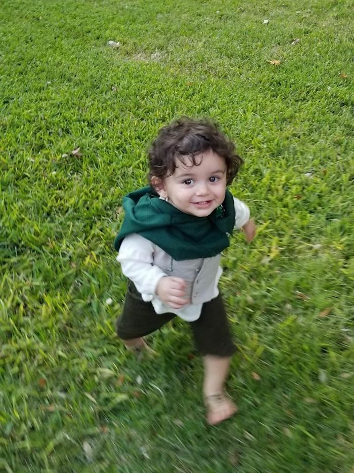 Frodo bébé courant dans le jardin, idée costume drôle pour enfant, déguisement drôle, comment s'habiller pour halloween