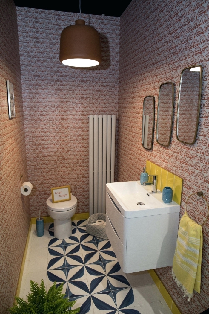 revêtement mural papier peint toilette, aménagement petites toilettes au carrelage sol blanc avec objets déco en jaune