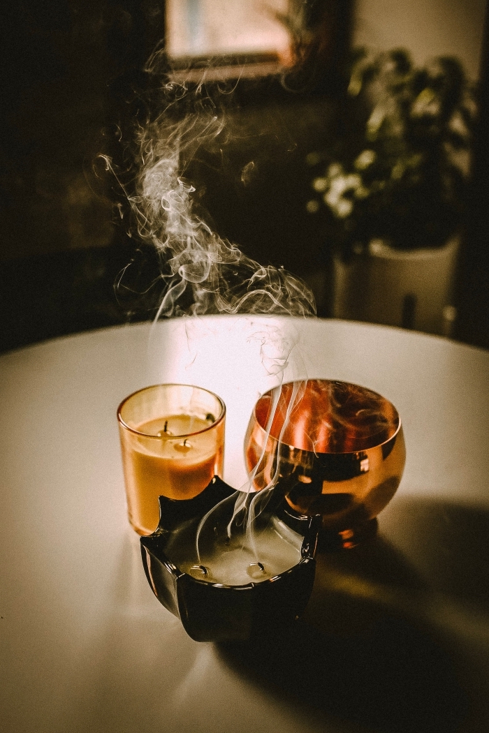 accessoires-objets-déco-maison-pour-fête-halloween-bougie-intérieur-photo-halloween-coucher-de-soleil quelle photo choisir comme fond écran iPhone pour halloween 2019, décoration table café avec bougies allumées
