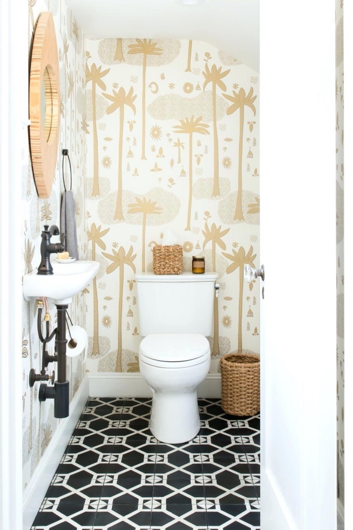 deco wc en blanc et beige, design toilette aux murs papier peint imperméable avec carrelage de sol noir et blanc