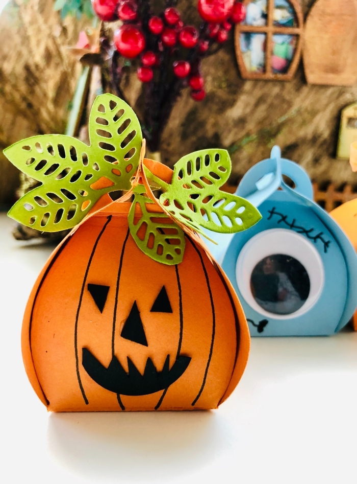 activité-manuelle-halloween-loisir-créatif-fabrication-figurines-symboles-halloween-citrouille-oeil-terrifiant-fond-ecran-halloween diy décoration pour halloween, activité manuelle facile et rapide pour halloween, photo halloween de décor diy