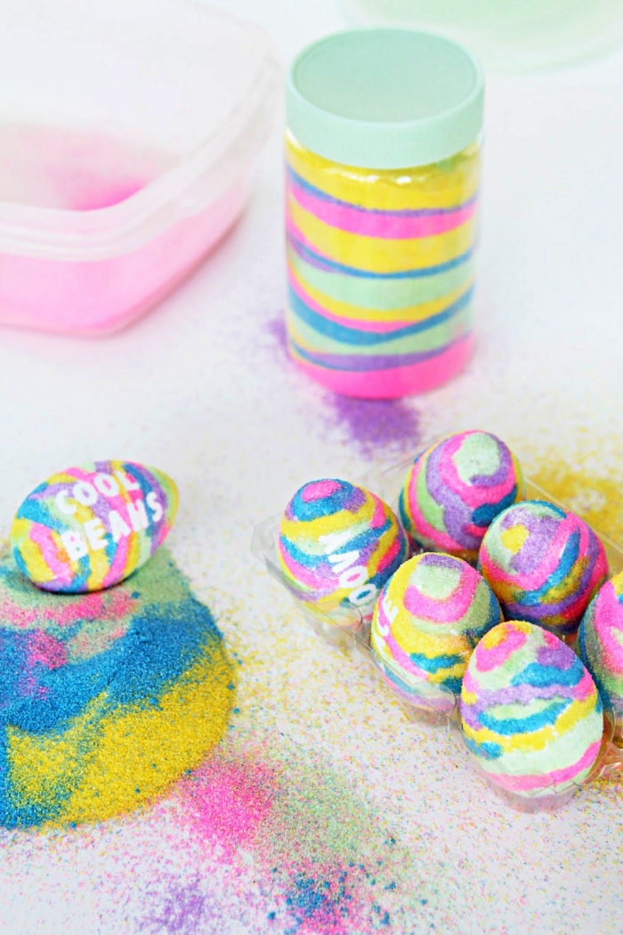 activité manuelle facile et rapide sur le thème de pâques, décorer des oeufs de pâques avec sables colorés