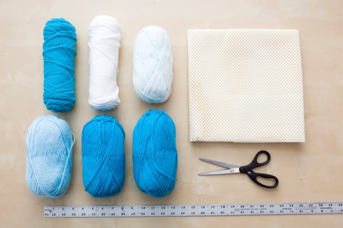 bricolage facile, idée comment faire un tapis avec pompons, activité créative ado, boules de laine pour tapis ombré