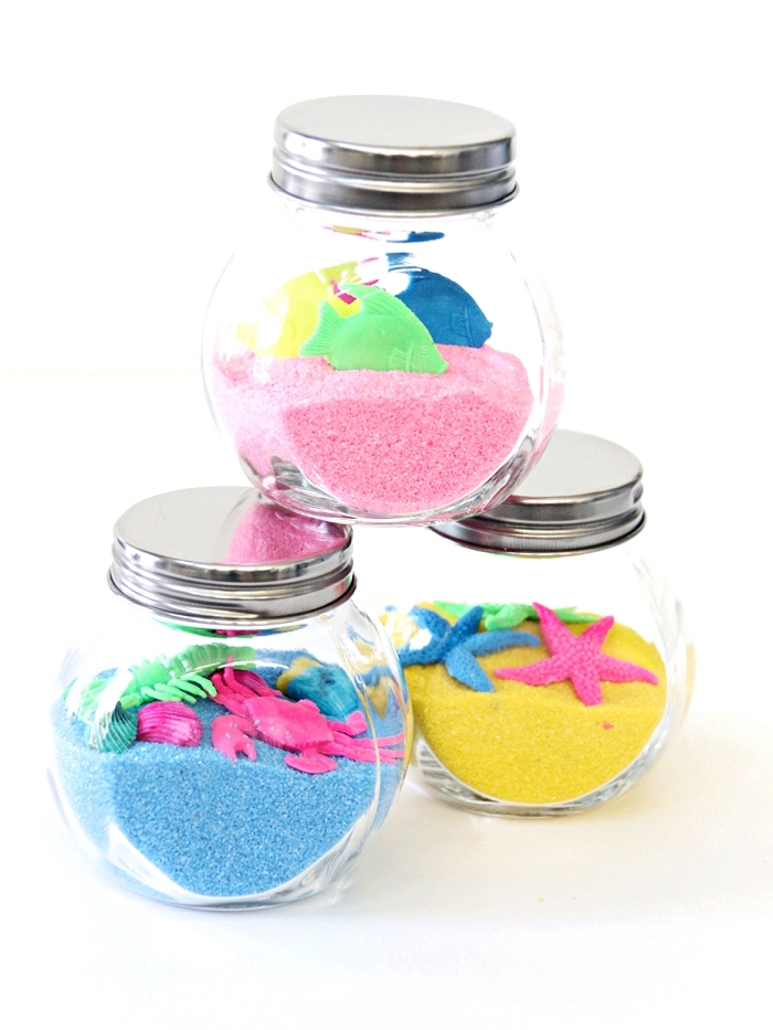 idée d'activité manuelle facile 3-5 ans sur le thème de la mer, pots en verre remplis de sable decoratif