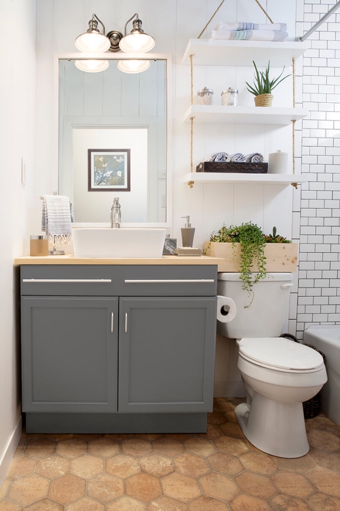 idée faience wc, aménagement toilette aux murs blancs avec meuble lavabo toilette en gris et accessoires bois