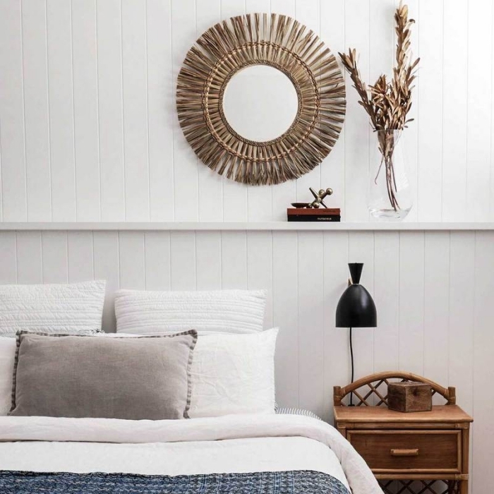 idée comment décorer sa chambre minimaliste, modèle de miroir DIY soleil, pièce blanche avec meubles bois foncé