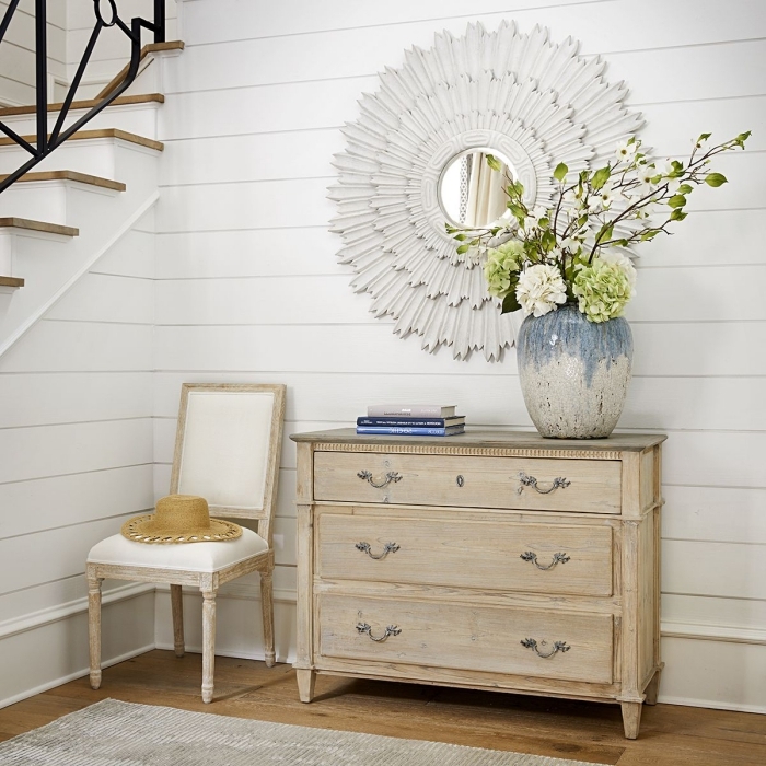 comment décorer l'espace sous escalier, design entrée rétro chic aux murs bois blanc avec meubles bois clair et miroir en forme soleil