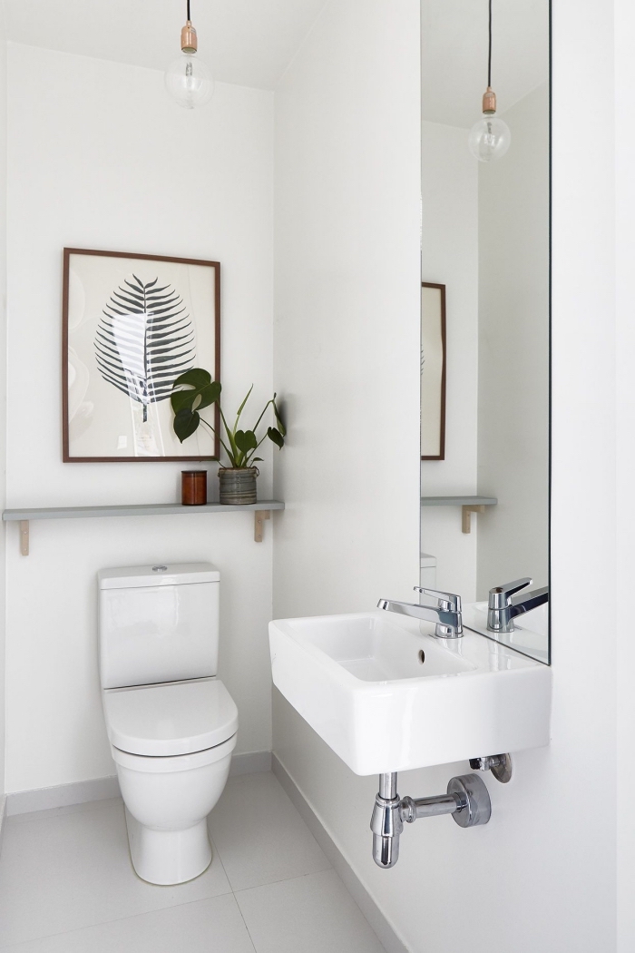 deco toilette zen et style minimaliste aux murs blancs, aménagement petites toilettes, idée éclairage wc avec lampe suspendue