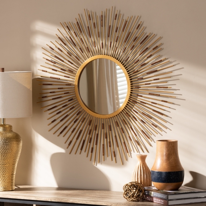 modèle de miroir soleil doré, décoration salon aux murs beige avec meuble bois et noir, accessoires finition or