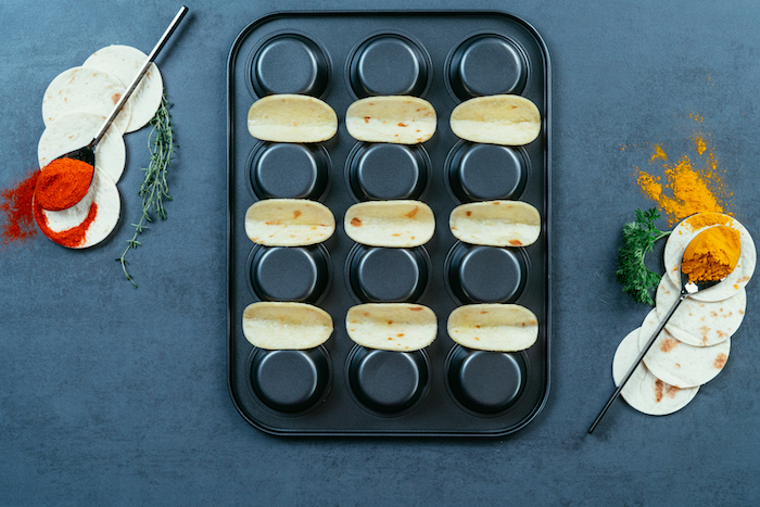 faire cuire des mini-tacos sur l'envers d'un moule à muffins, idées de recettes pour un apero dinatoire facile et rapide