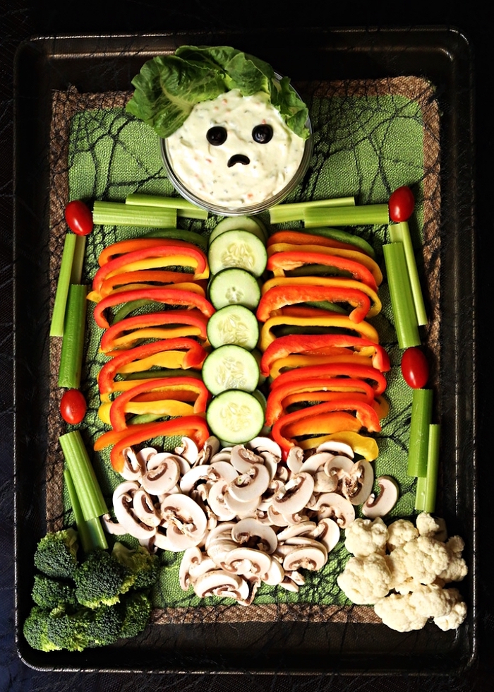 plateau de crudités en forme de squelette pour l'apero dinatoire halloween, squelette de légumes 