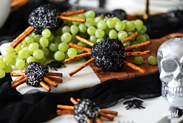 petites araignées au fromage, sésame noir et bretzels pour l'apéritif halloween, amuse-bouches apéritives pour halloween