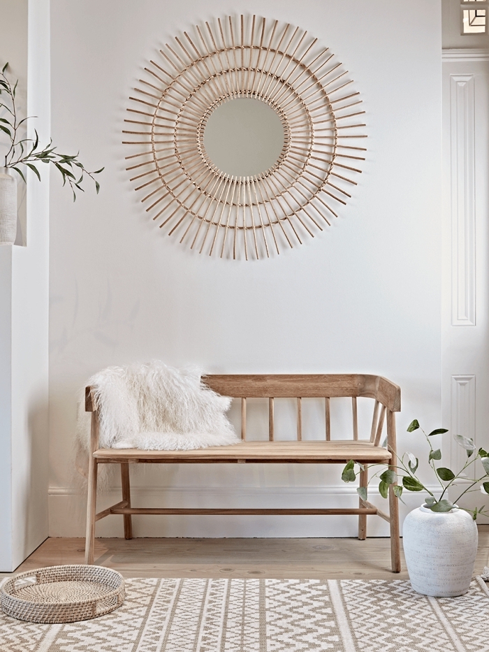 design intérieur style minimaliste avec objets déco bois, modèle de miroir osier fait main avec bâtonnets en forme soleil