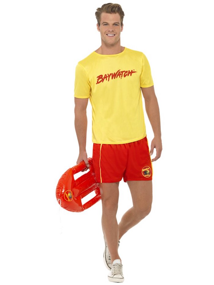 Baywatch déguisement homme, look année 90 tv série iconique, short rouge et t-shirt jaune, idée déguisement film culte de XXe siecle
