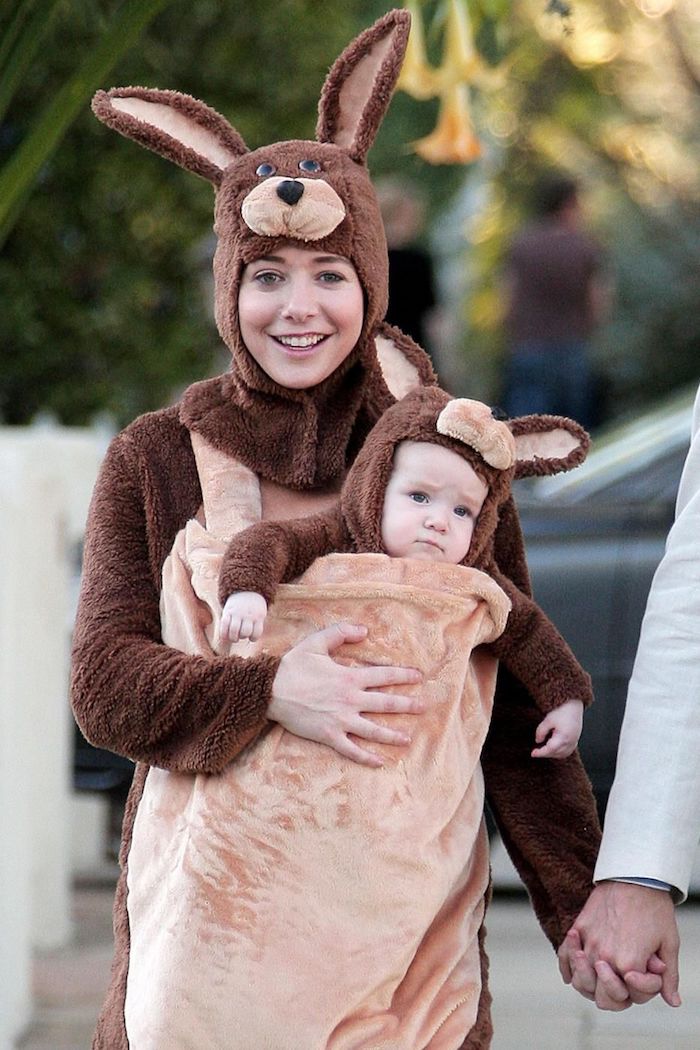 Alyson Hannigan habillée comme un kangourou avec son bébé, idée deguisement halloween fille, deguisement enfant et mère original