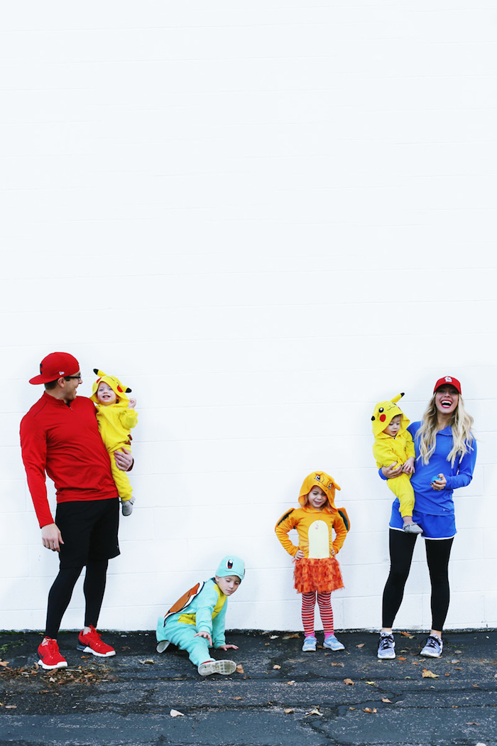 Pokemon deguisement bebe halloween, originale idée deguisement famille avec quatre enfants, jumeaux costumés comme pikachu