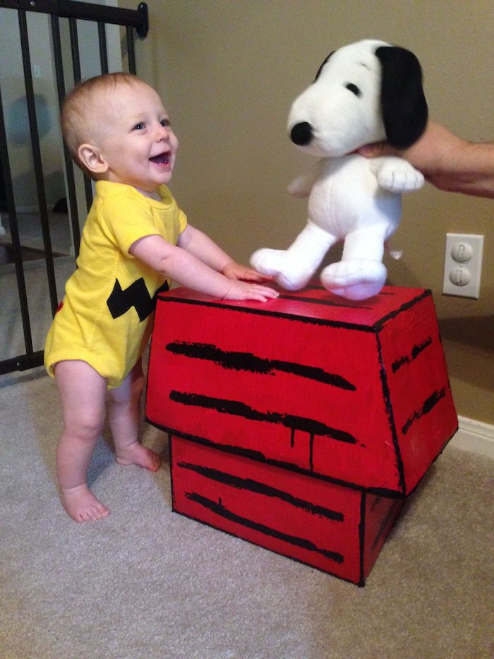 Snoopy et Charlie Brown déguisement bébé et chien en peluche, adorable idée déguisement pikachu, photo inspiration pour deguisement bebe
