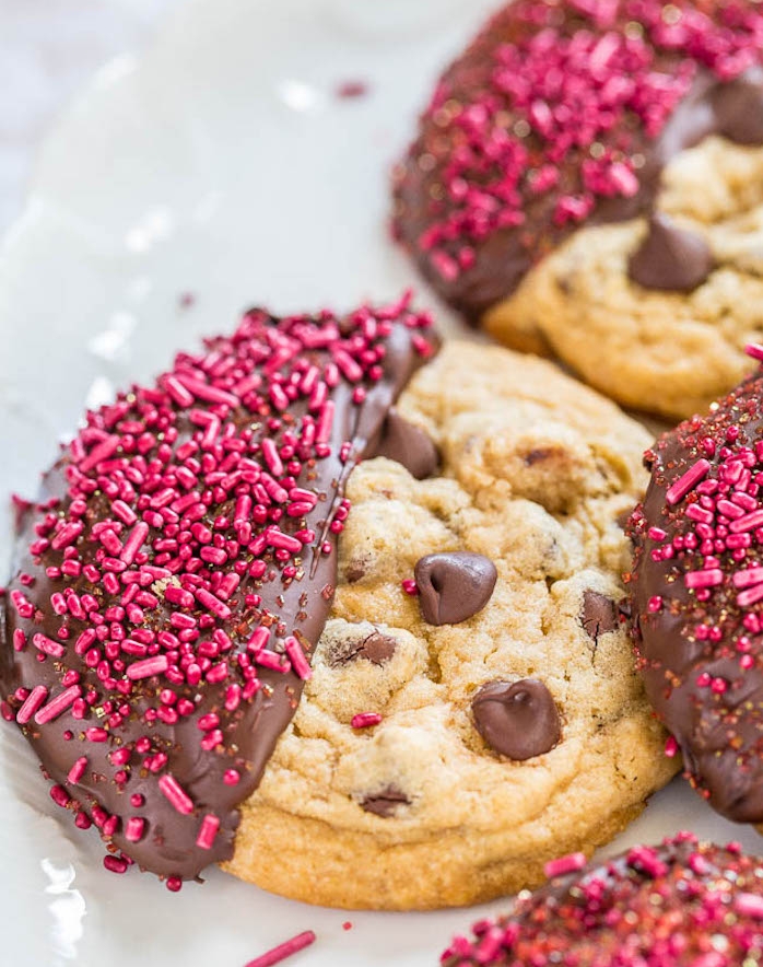recette de cookies au chocolat avec des pépites de chocolat, vermicelles de sucre mauves, recette dessert facile et rapide