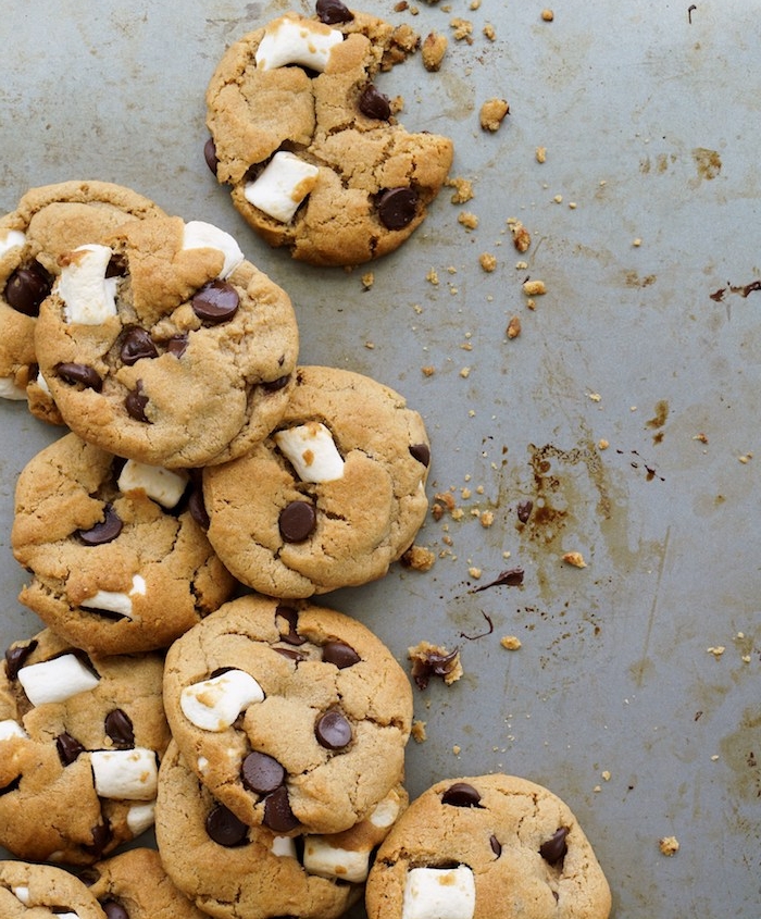biscuit sablé fait maison, idee recette cookies extra moelleux aux pépites de chocolat et marshmallow