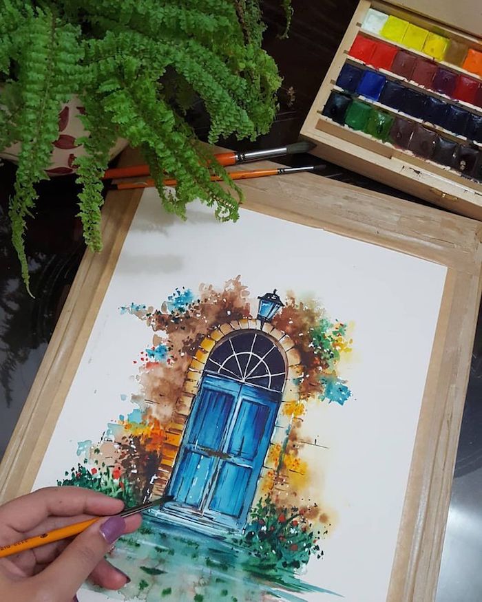 Porte bleue avec verdure autour, photo de dessin automne, comment dessiner une porte qui évoque l'automne 