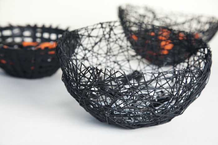 idée cadeau bricolage, modèle de bol diy en ficelle noire, comment fabriquer un bol avec colle ficelle et ballon