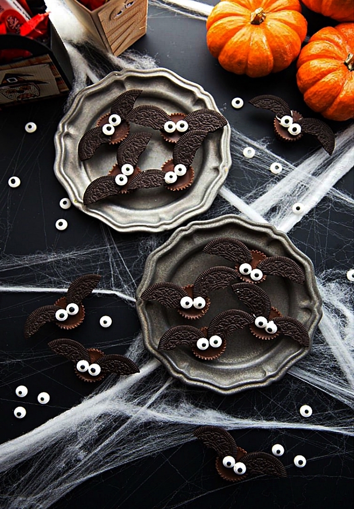 bouchées au chocolat façon chauves-souris décorées de biscuits oreo, recette gateau halloween maternelle à faire avec les enfants