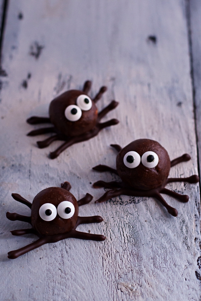 boules d'énergie au chocolat et au beurre de cacahuète façon araignées, recette sucré facile et rapide pour l'apero dinatoire halloween