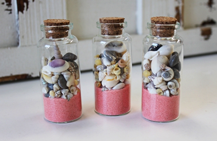 petites bouteilles en verre rempli de sable couleur rose et des coquillage, idée bricolage d'un souvenir d'été