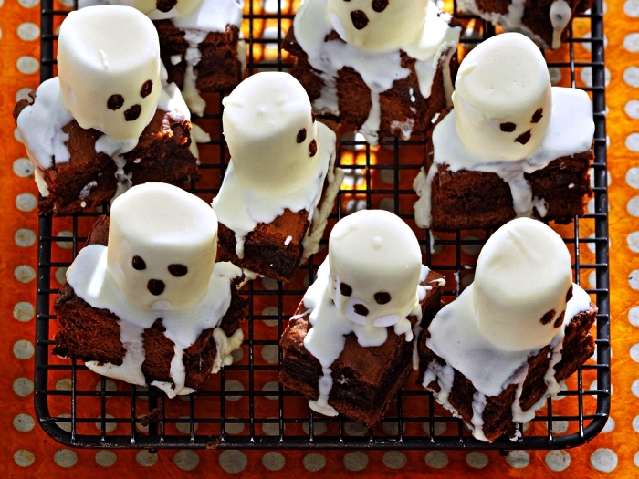 recette gateau halloween facile et rapide, brownies fantômes en guimauve au glaçage au sucre glace