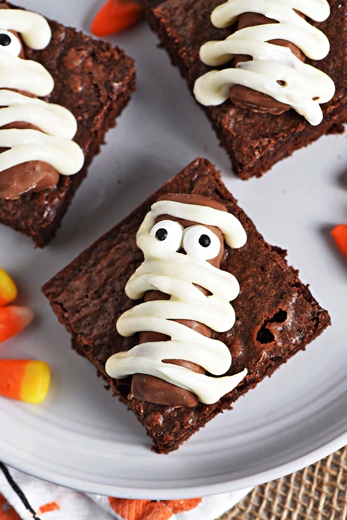 carrés de brownies momies en barres chocolatées, deco gateau halloween facile, idée recettes d'apéro sucrées pour halloween