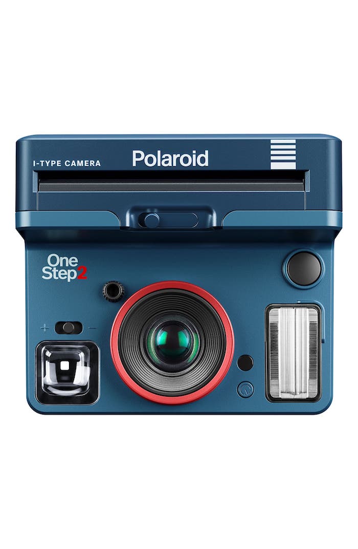 caméra-polaroid-stranger-things-thème-edition-apareil-photo-cadeau-mariage-original-cadeau-bon-pour-couple Appareil photo instantané marque Polaroid en collaboration avec Stranger Things, idée cadeau couple, coffret cadeau couple amoureux