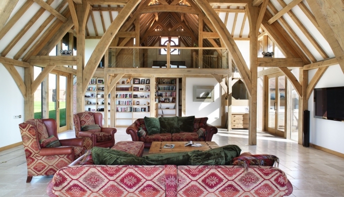 comble aménageable de style rustique au plafond et murs en bois, déco salon blanc et bois avec meubles tissu rouge et vert