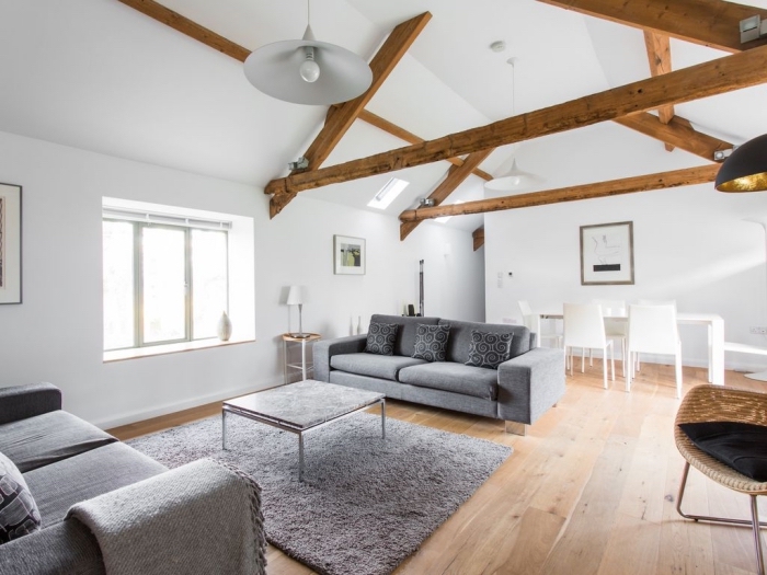 transformer grange en habitation, décoration scandinave dans un salon blanc et bois avec meubles nuances de gris