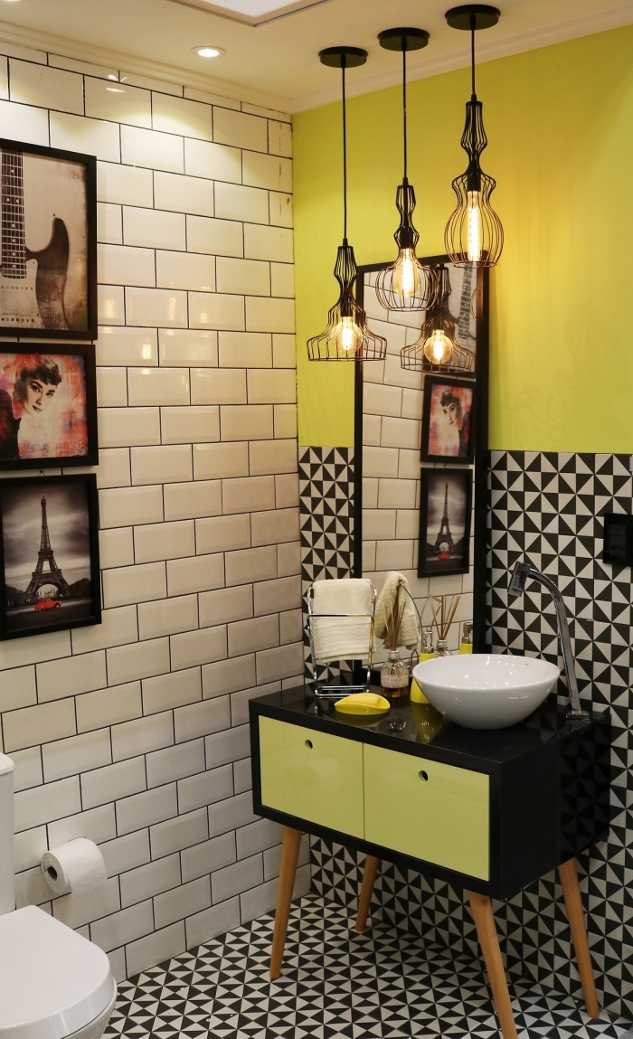 idée peinture wc originale, modèle wc aux murs en carreaux blancs, exemple éclairage industriel avec lampe suspendue en fer