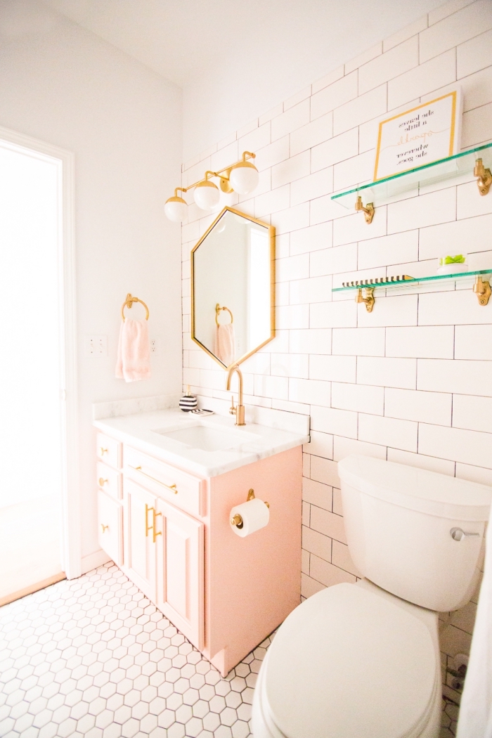 idée comment décorer ses toilettes de façon originale, modèle salle de bain aux murs blancs avec meubles rose pastel et objets dorés