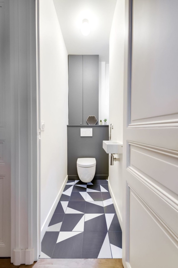 toilette deco moderne bicolore en blanc et gris, agencement toilettes avec cuvette suspendue, déco pièce étroite