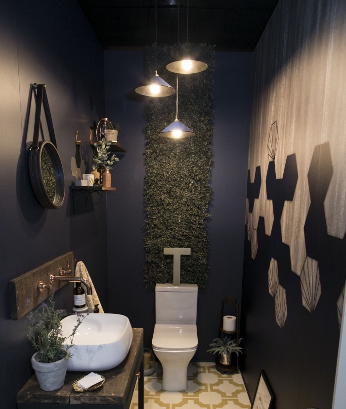 design intérieur moderne dans une salle wc, idee deco wc aux murs noirs avec pan de mur en revêtement bois