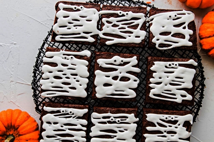 carrés de brownies momies au glaçage royal, recette halloween dessert facile et rapide 