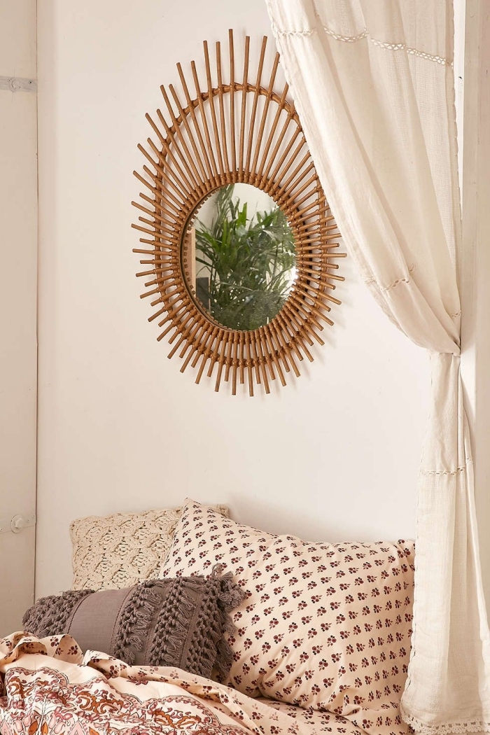 idée comment décorer sa chambre bohème, design intérieur style bohème chic, modèle de miroir rotin forme soleil