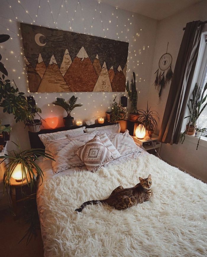 chat mignon sur un lit recouvert d une peau de mouton blanche, deco tete de lit végétale, paysage montagne dessin sur panneau, attrape reve deco murale
