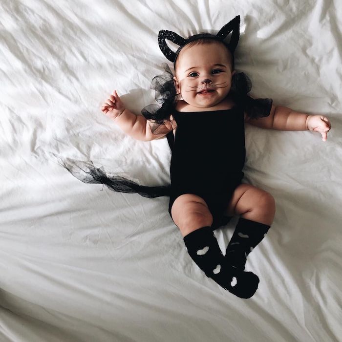 Chat noir deguisement bebe fille, déguisement halloween pour bébé, simple idée comment habiller son bébé comme un chaton, diademe avec oreillettes 