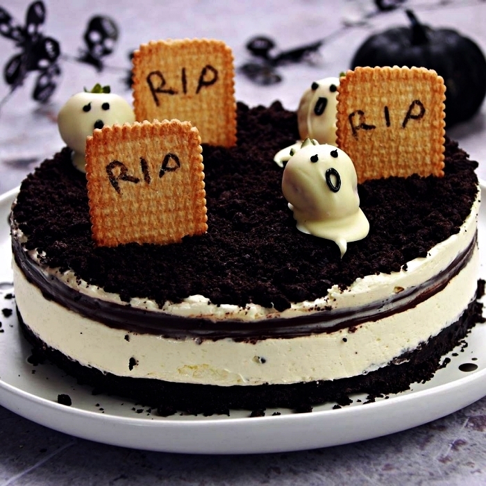 cheesecake oreo façon cimetière décoré de pierres tombales en biscuits petit-beurre et de fantômes fraises