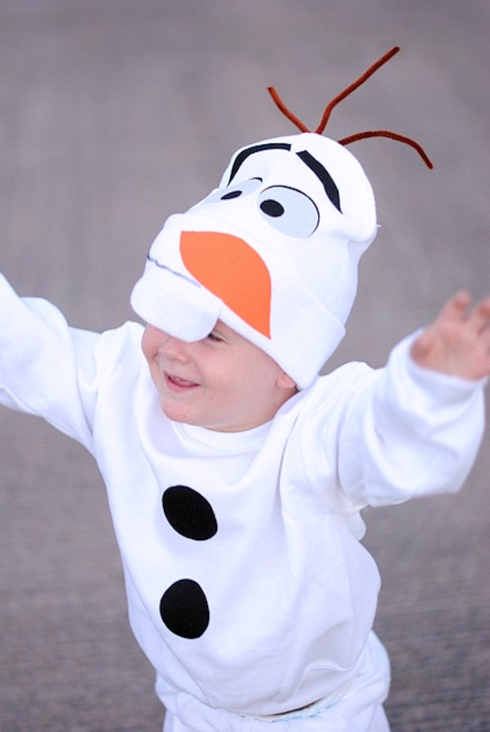 Olaf déguisement halloween pour bébé, idée comment deguiser son enfant simplement en costume blanche avec chapeau yeux et nez carotte dessin
