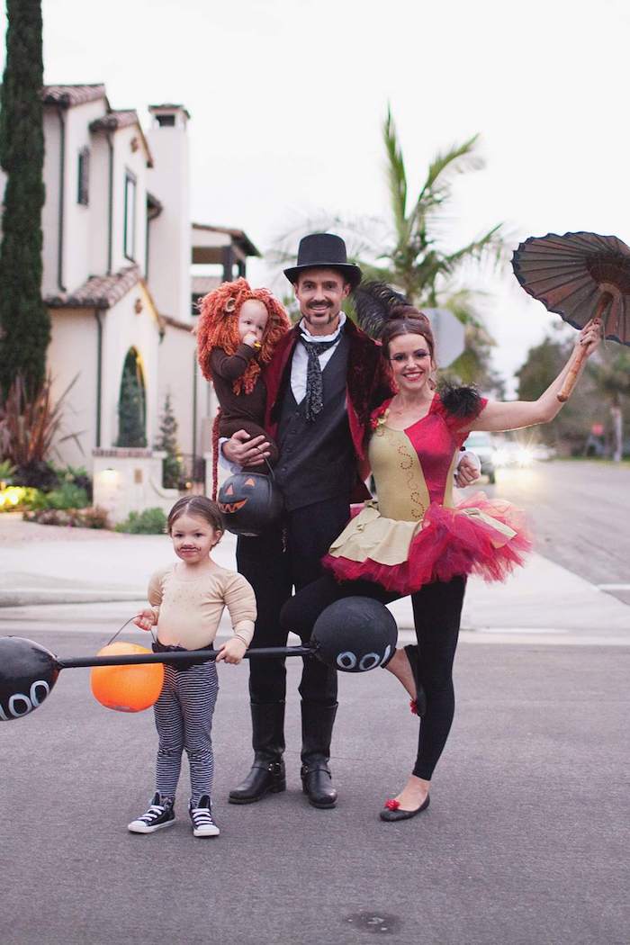 Famille cirque deguisement enfant, couple avec ses enfants deguisement Disney idée tenue bébé lion