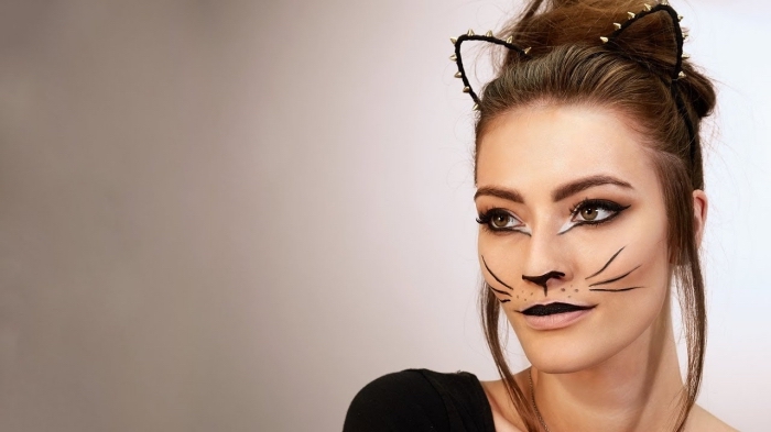 idée deguisement halloween femme, exemple de makeup chat avec eyeliner noir et fards à paupières à effet yeux smoky