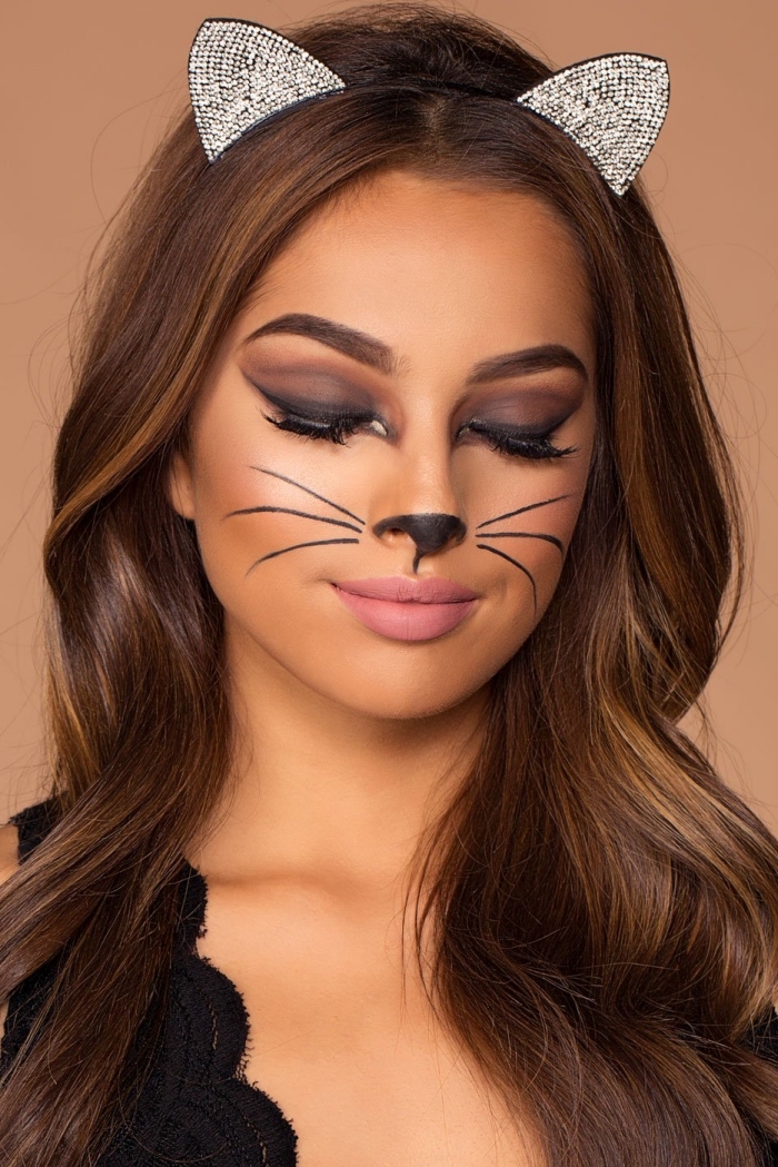 idée maquillage chat halloween, comment bien se maquiller pour halloween, exemple technique yeux smoky