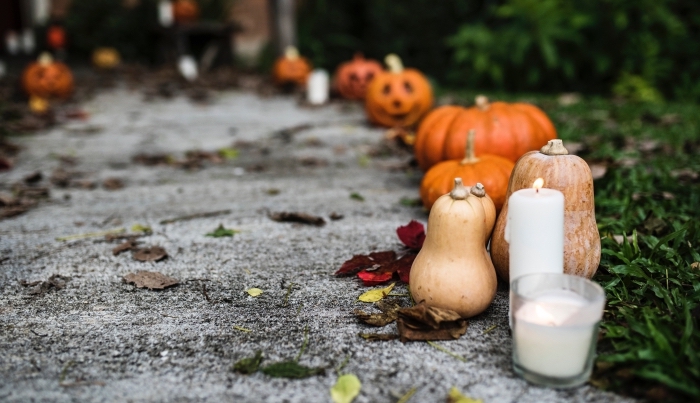 comment-décorer-espace-devant-maison-pour-la-fête-halloween-2019-citrouilles-sortes-courges-bougies-halloween idée décor extérieur pour la fête de Halloween, diy décoration devant maison avec citrouilles oranges et bougies